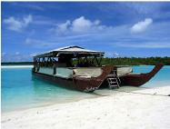 Cruising Aitutaki's lagoon