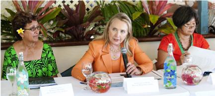 Mrs Clinton vows to help Cook Islands women