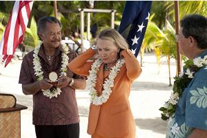 Mrs Clinton ties on a necklace of Manihiki black pearls