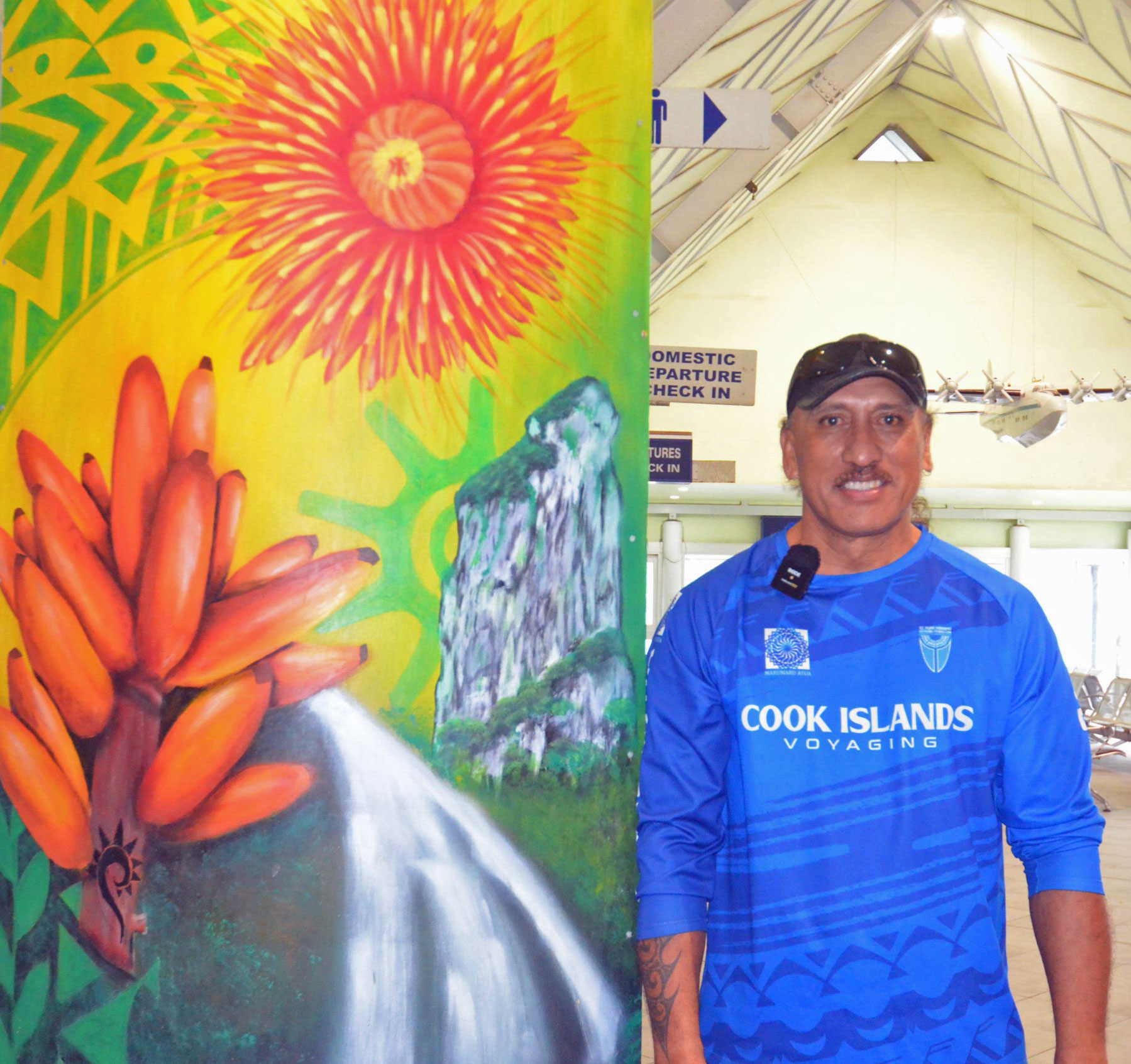Katu Teiti with one of his murals