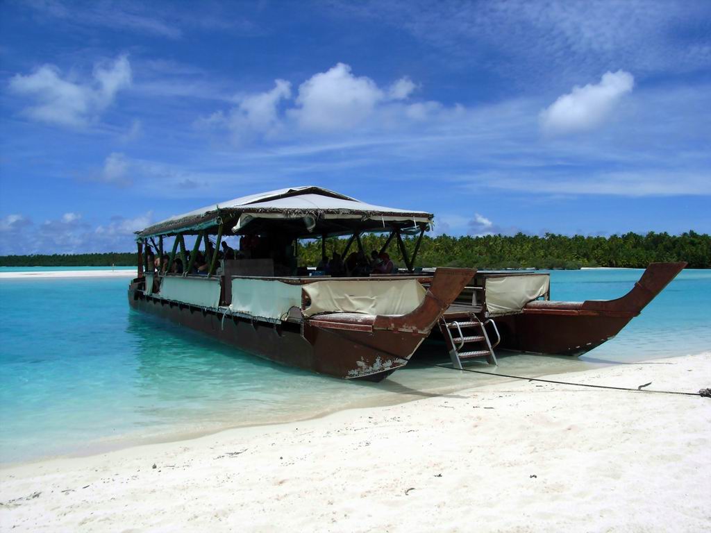Aitutaki lagoon boat